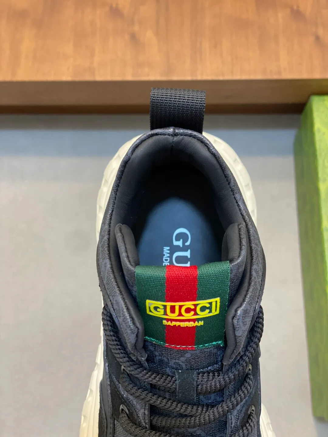 Men's shoes 💰860 Gucci men's sports shoes, with cow suede stitching and classic double G presbyopia, highly recognizable. The rubber sole has strong grip and is comfortable to wear, suitable for daily leisure or light exercise! The blue details on the tongue and shoelaces are full of vitality~. Versatile, can be easily worn with jeans and casual pants, fashionable and practical, suitable for you who pursue individuality and comfort! size：39-44